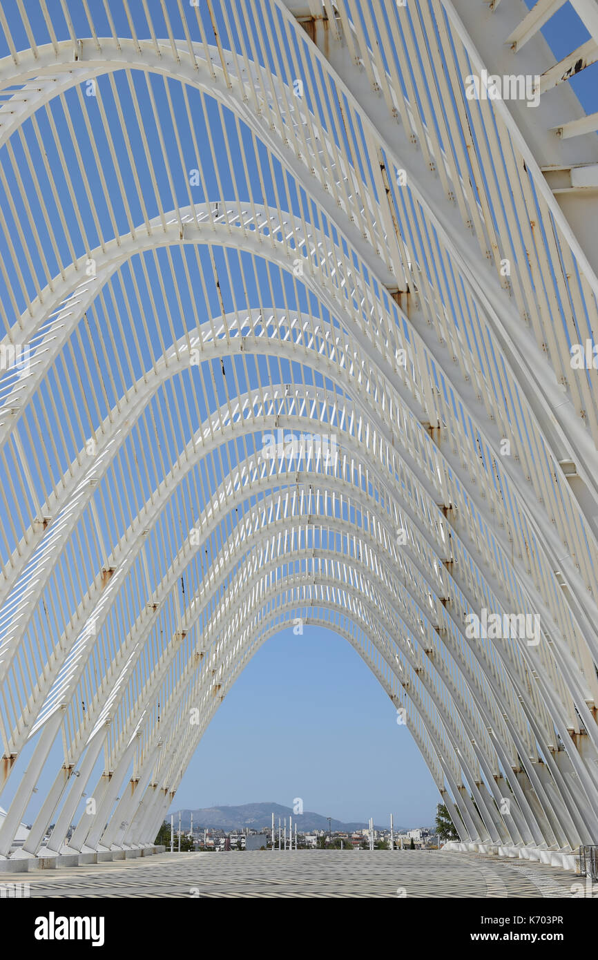 Athen, Griechenland - 28. AUGUST 2017: Gewölbtes Dach Struktur von dem berühmten Architekten Santiago Calatrava im Olympiastadion von Athen entwickelt. Moderne Archi Stockfoto