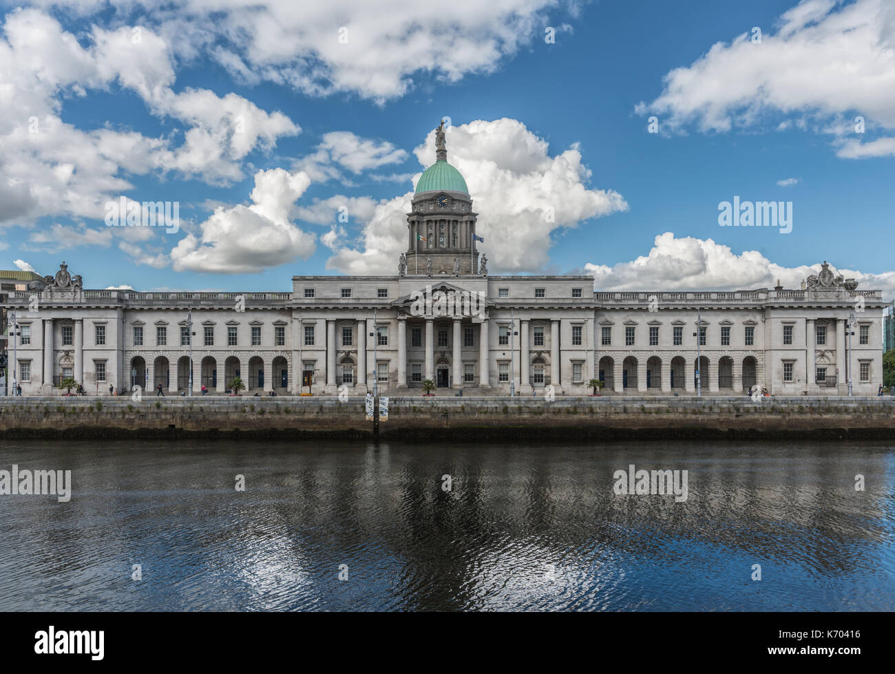 Dublin, Irland - 7 August, 2017: Landschaft der ganzen grauen Stein Custom House mit grünen Kuppel unter blauen Himmel mit weißen Wolken. Von der anderen Seite o Shot Stockfoto