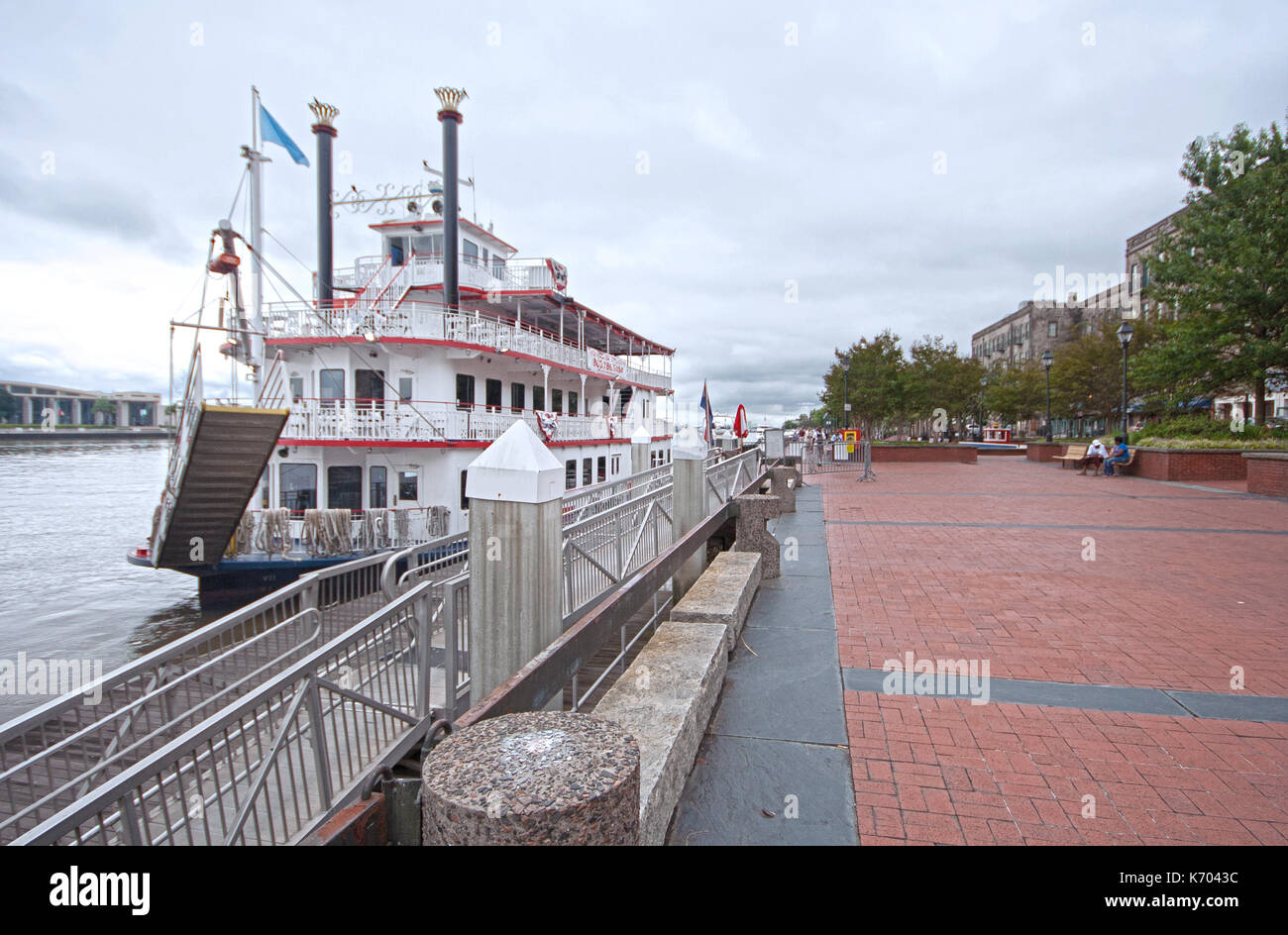 Savannah, Georgia: 22. September 2013. Ein dampfschiff in Savannah's Altstadt an einem bewölkten Abend Stockfoto