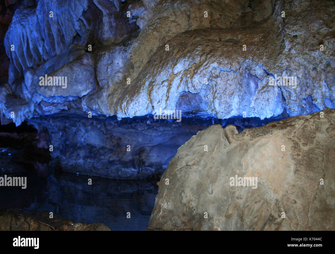 Blaues Licht aus einer Felsspalte in einer Höhle oder Berg Stockfoto