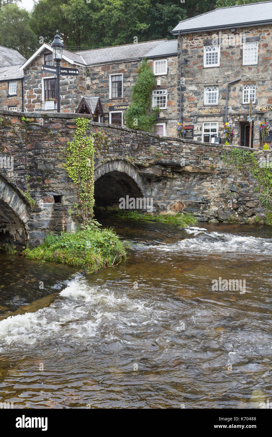 Brücke über den Fluss Colwyn, Beddgelert, Wales, Großbritannien Stockfoto
