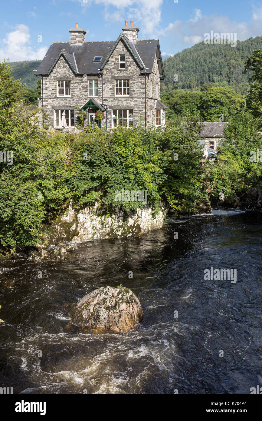 Bryn Afon Guest House und den Fluss Llugwy, Betws-y-coed, Wales, Großbritannien Stockfoto