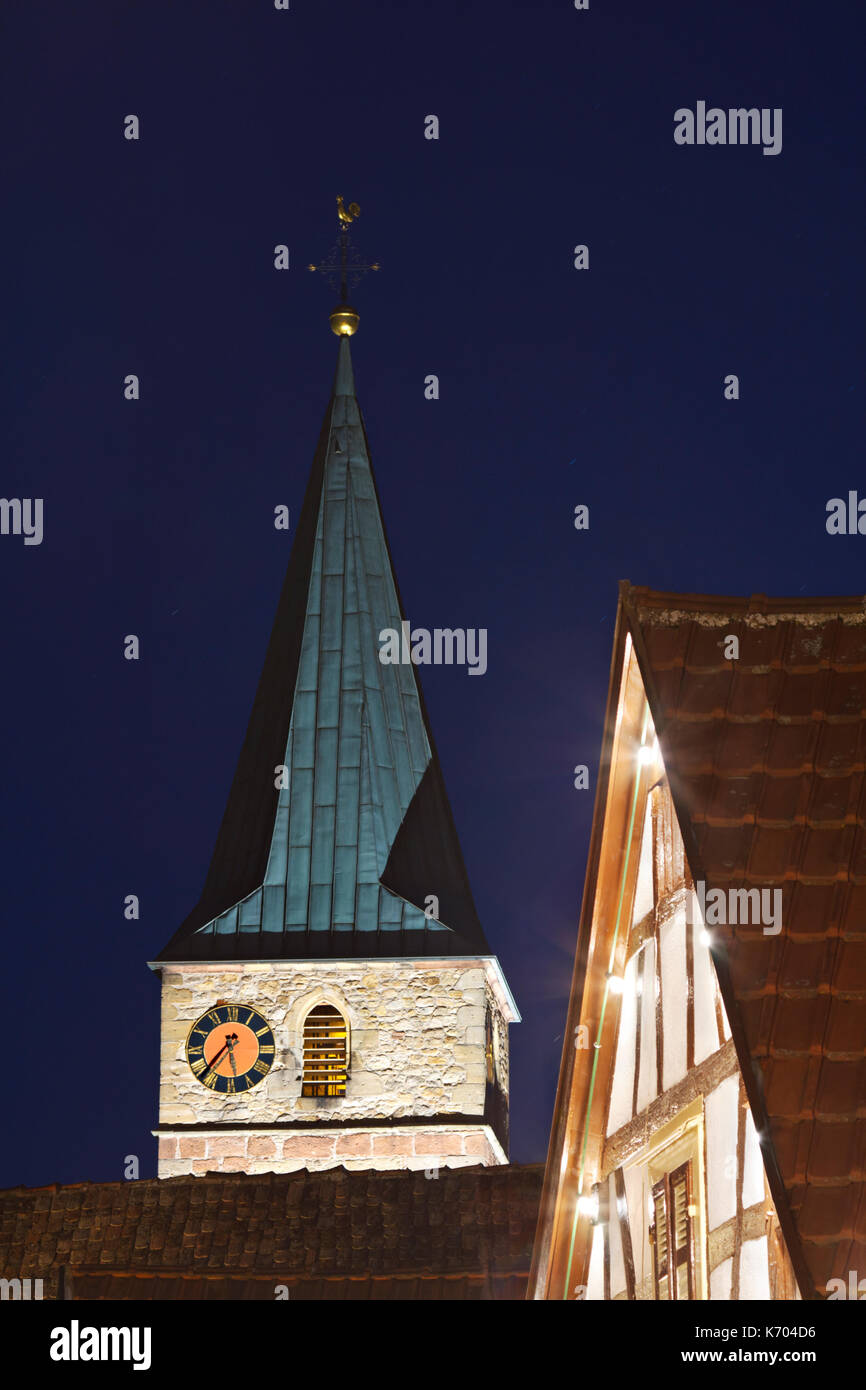 Night Shot eines weihnachtlich dekoriert Fachwerkhaus und Kirchturm in Haines, Edenkoben, Deutschland. Stockfoto