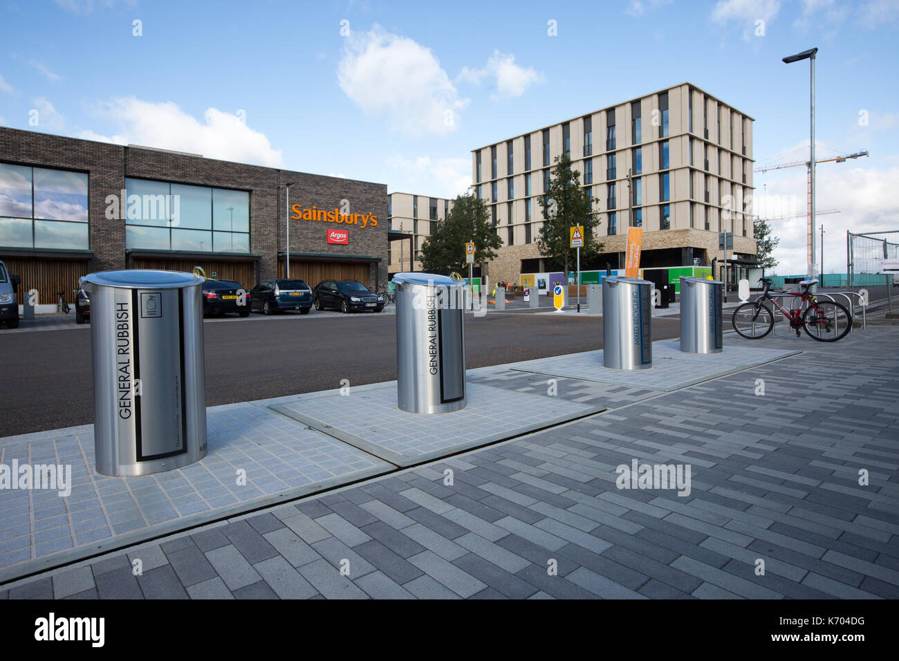 Die neue U-Fächer im Eddington, Cambridge an Sept. 13. Wheelie bins könnte bald der Vergangenheit angehören werden, nachdem ein neuer Stadtteil installiert U-Fächer für die Bewohner. Die Arbeitnehmer haben nun damit begonnen, das Sammeln von Müll auf das neue System, das ist die größte ihrer Art in Großbritannien verfügt über Stahl bin Rutschen in den Bürgersteig, Einspeisung in großen unterirdischen Kammern. Ein Sensor informiert den Rat, wenn es voll ist und ein Spezialist Lkw Hebezeuge der Behälter aus dem Boden mit einem Kran und leert den Abfall in das Fahrzeug. Stockfoto