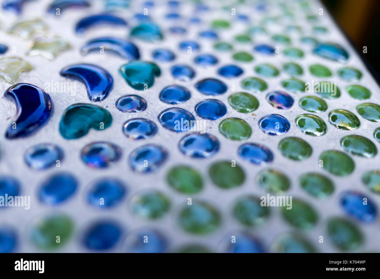 Blau und Grün schöne dekorative Glas Perlen in einem Table Top zementiert Stockfoto