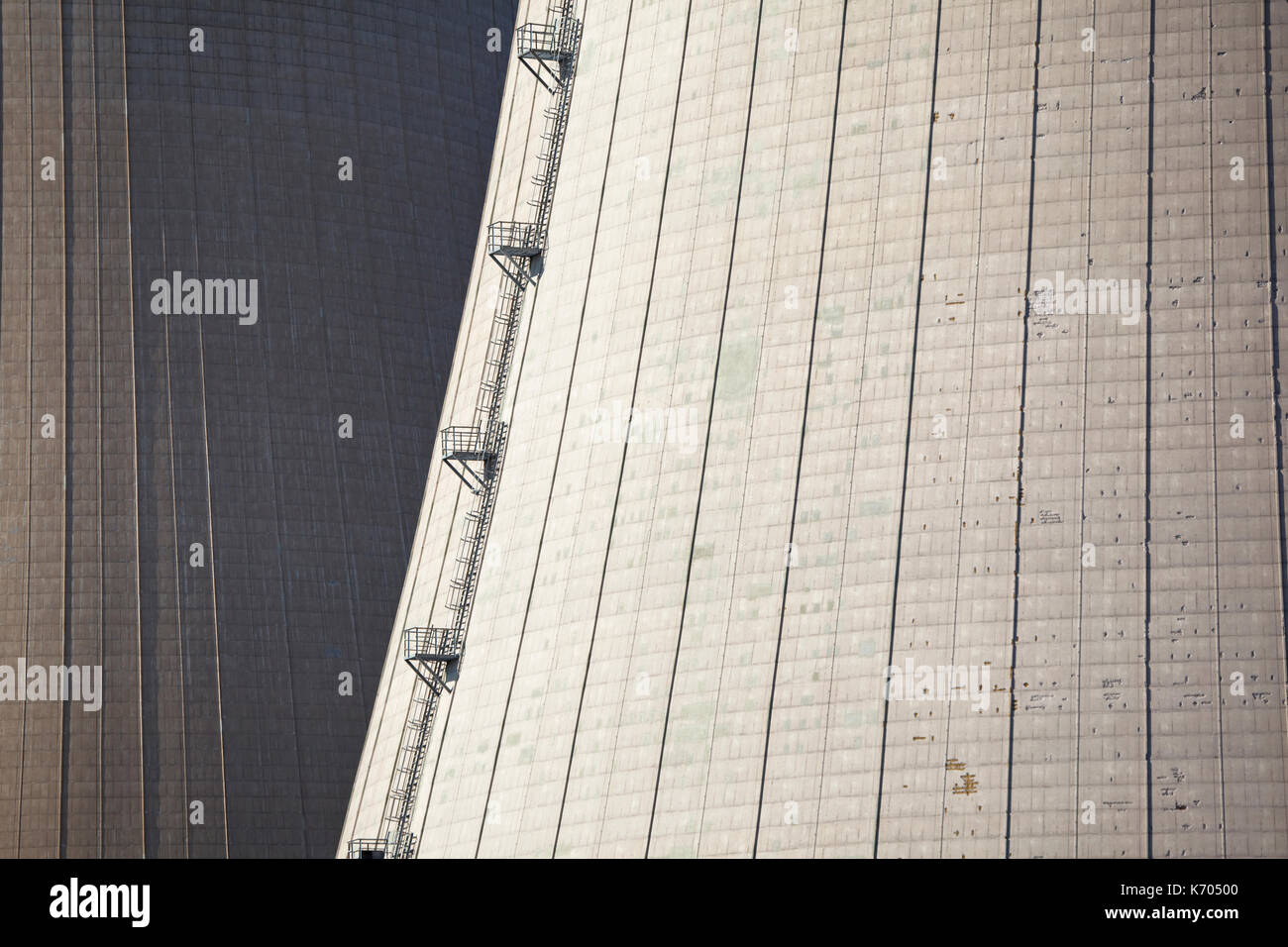 Abstrakte Schuß von zwei Kühltürme in Sonnenlicht. Stockfoto