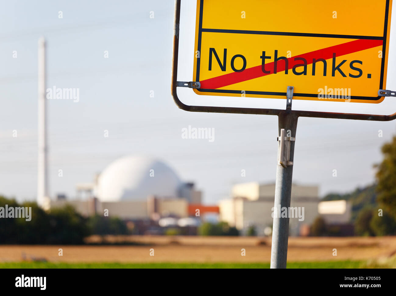 Ein gelbes Schild, kein Dank vor ein Kernkraftwerk. Stockfoto