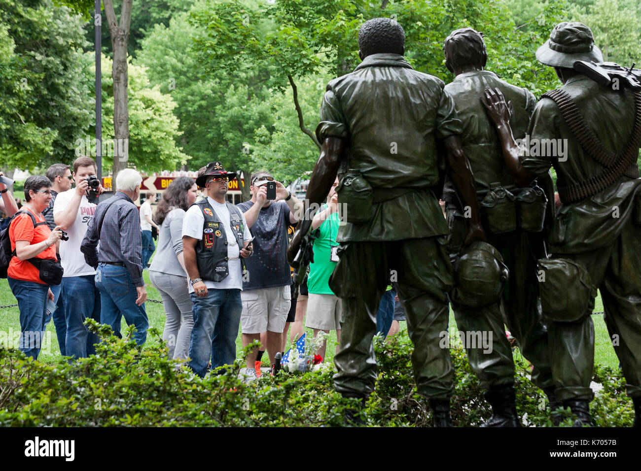 Besucher sehen und fotografieren die drei Soldaten Statue an der Vietnam War Memorial - Washington, DC, USA Stockfoto