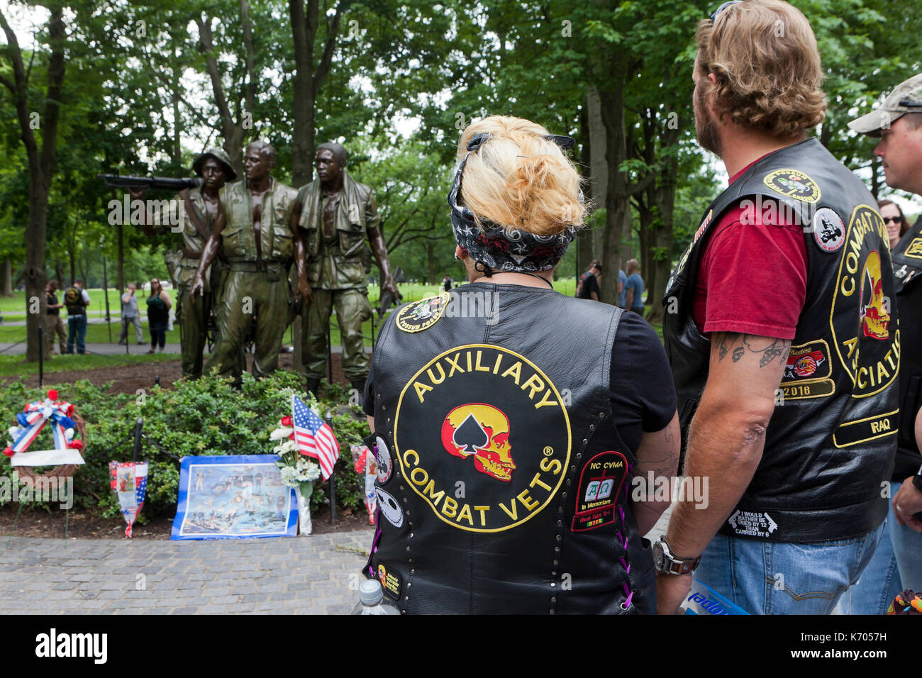 Besucher sehen die drei Soldaten Statue an der Vietnam War Memorial - Washington, DC, USA Stockfoto