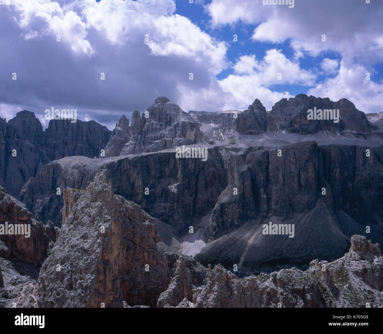 Die Sella Gruppe oder der Sellagruppe ein Blick von in der Nähe des Passo Gardena die Grenze des Gröden und Alta Badia Wolkenstein Dolomiten Italien Stockfoto