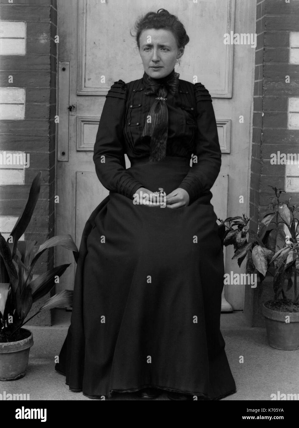 AJAXNETPHOTO. 1891-1910 (ca.). Frankreich. - Porträt einer Frau auf der Suche besorgt, Sitzen im Freien in einem langen Kleid. Fotograf: unbekannt © DIGITAL IMAGE COPYRIGHT AJAX VINTAGE BILDARCHIV QUELLE: AJAX VINTAGE BILDARCHIV SAMMLUNG REF: AVL FRA 1890 B 29 X 1225 Stockfoto
