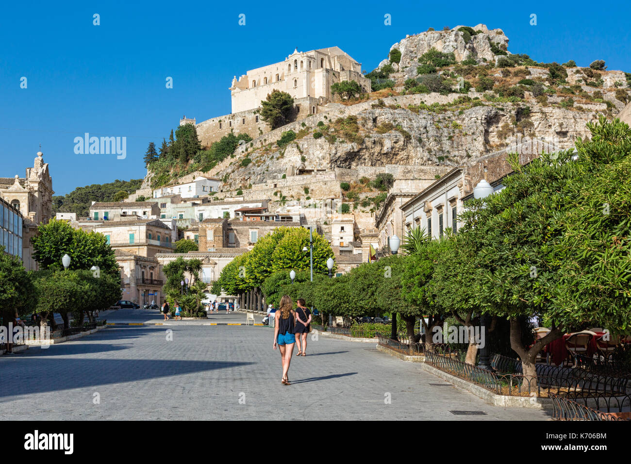 Scicli (Sizilien, Italien) - Blick auf die Altstadt. Dank seiner eleganten Palazzi und Kirchen, und seine malerischen Form, es ist bekannt als die "Bar bekannt Stockfoto