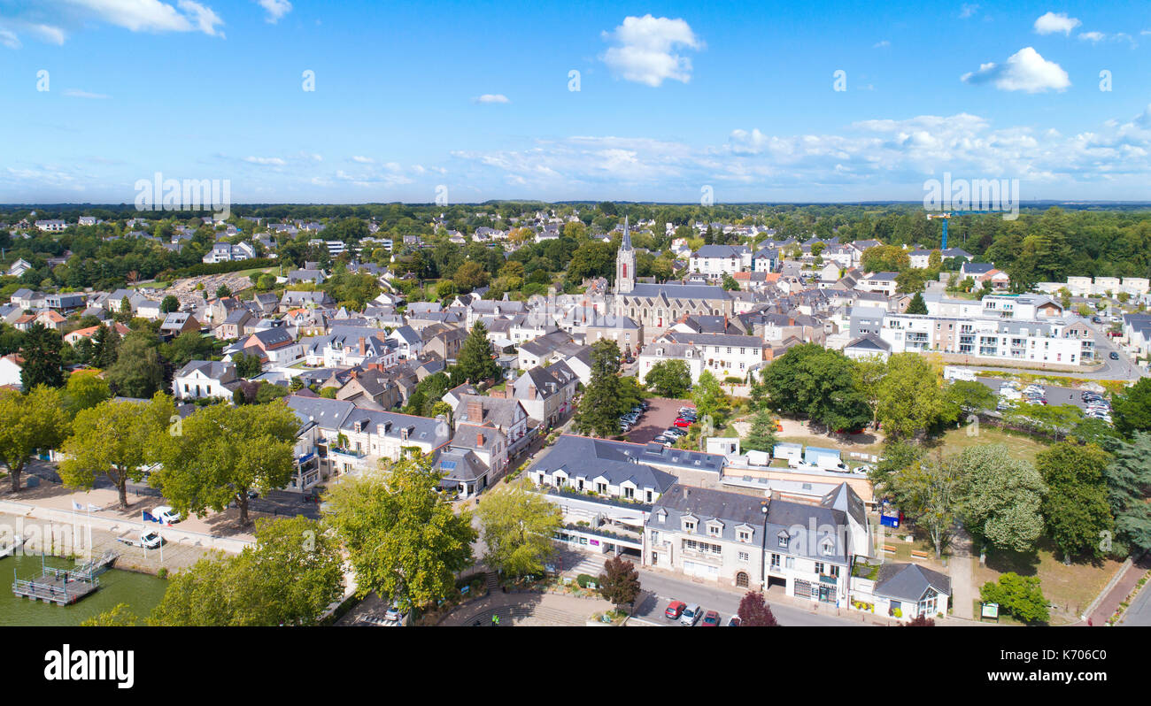 Eine Luftaufnahme von Sušice sur Erdre Stadtzentrum Stockfoto