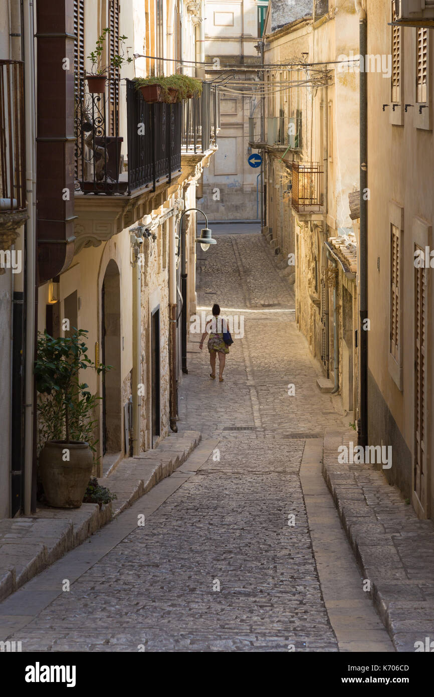 Scicli (Sizilien, Italien) - Blick auf die Altstadt. Dank seiner eleganten Palazzi und Kirchen, und seine malerischen Form, es ist bekannt als die "Bar bekannt Stockfoto