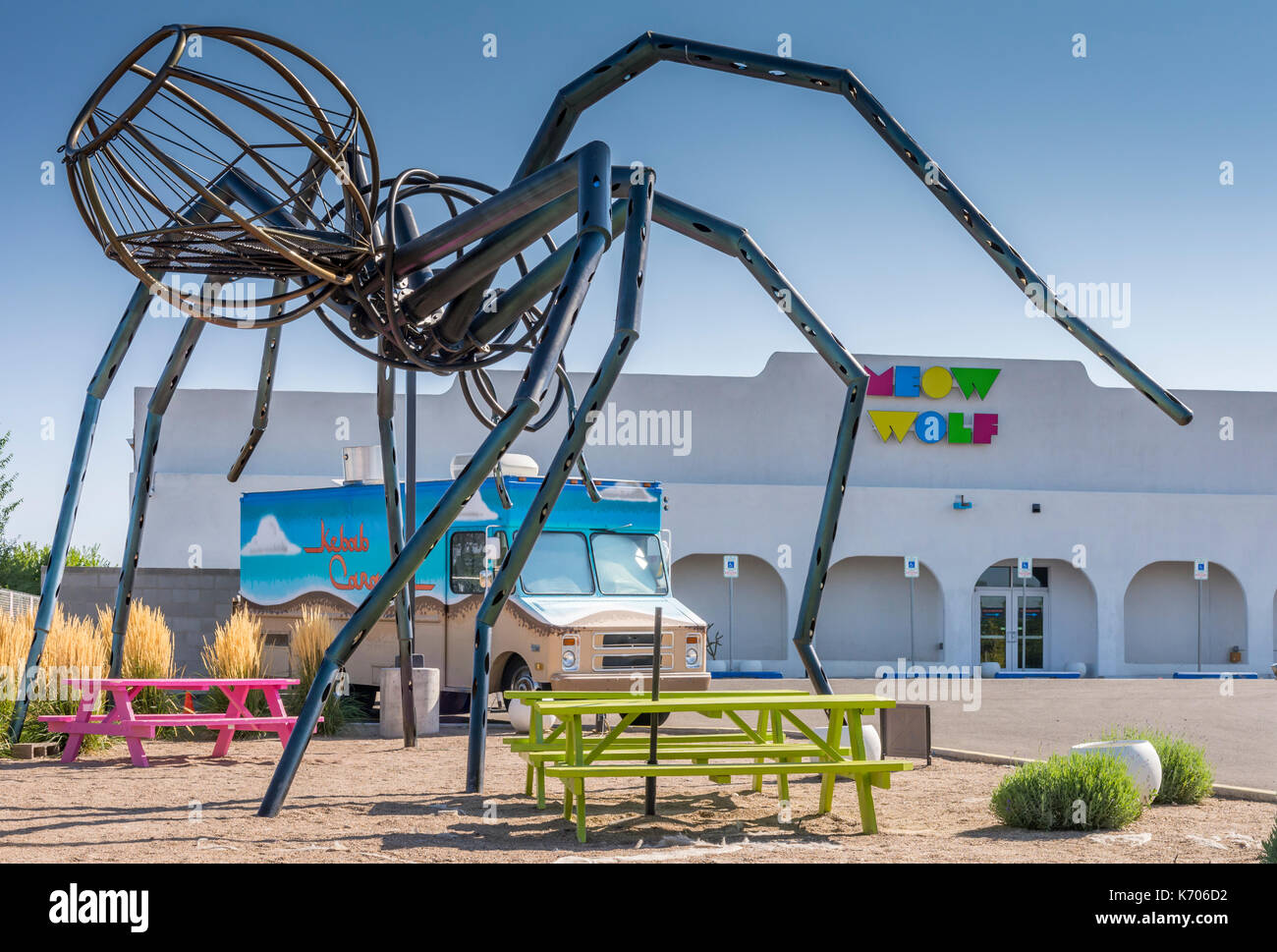 Miau Wolf Kunst komplexe Äußeres mit riesenspinne Skulptur in Santa Fe, New Mexico. Stockfoto