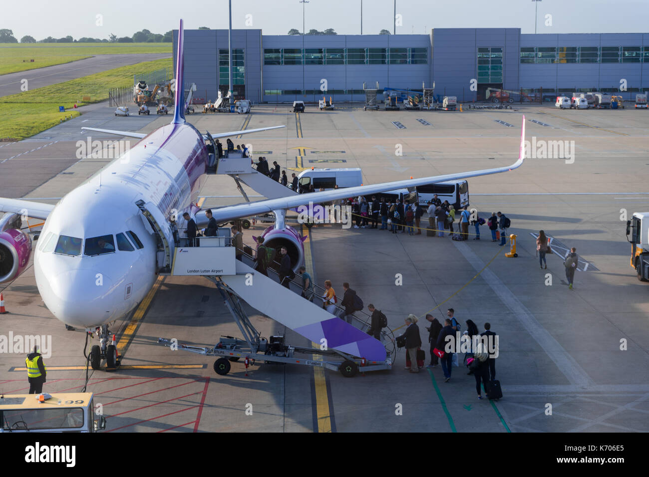 Passagiere, die 2017 in einem Wizz Air-Flugzeug am Flughafen London Luton in England, Großbritannien, einsteigen Stockfoto