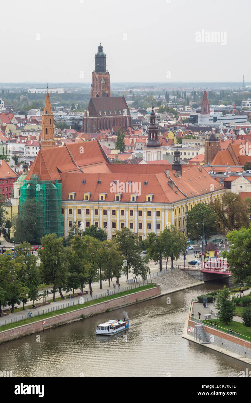 Luftaufnahme über die Oder und der Universität Wroclaw und St. Elizabeth's Church (Kościół Garnizonowy pw. Św. 2017 Elżbiet) in Wroclaw, Polen Stockfoto