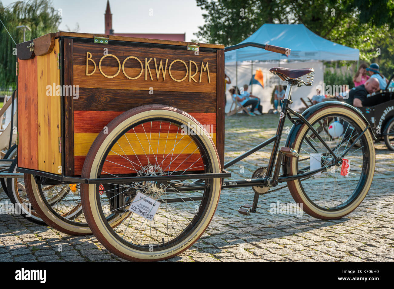 Vintage Dreirad/Fahrrad mit einem hölzernen Buch Fach an der Front, in der Innenstadt von Wroclaw, Polen gesehen Stockfoto