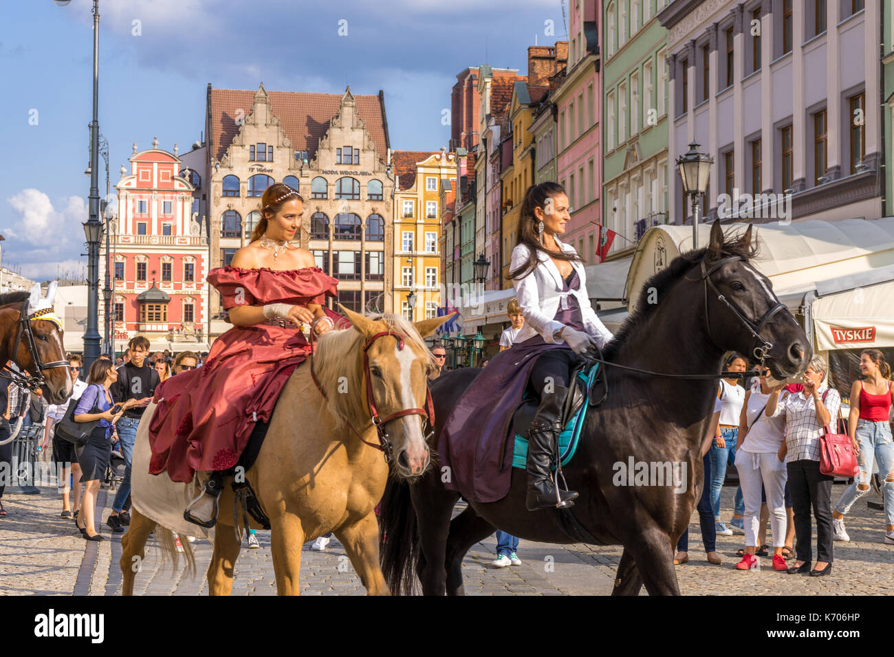 Zwei Frauen auf Pferde während einer polnischen Folklore Parade im Alten Markt im Jahr 2017 in Breslau, Polen Stockfoto