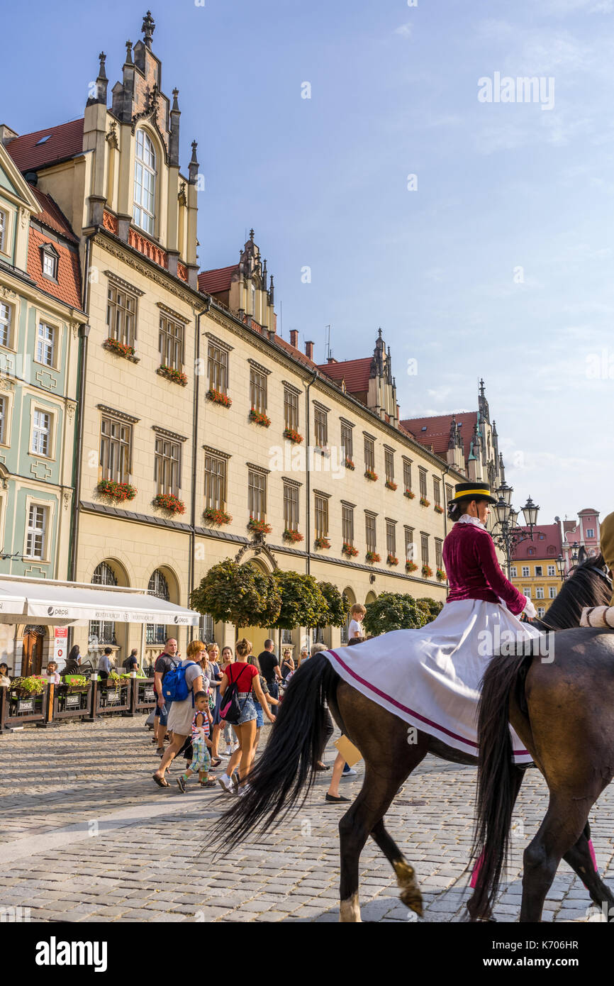 Frau auf, ein Pferd in eine polnische Folklore Parade im Alten Markt im Jahr 2017 in Breslau, Polen Stockfoto