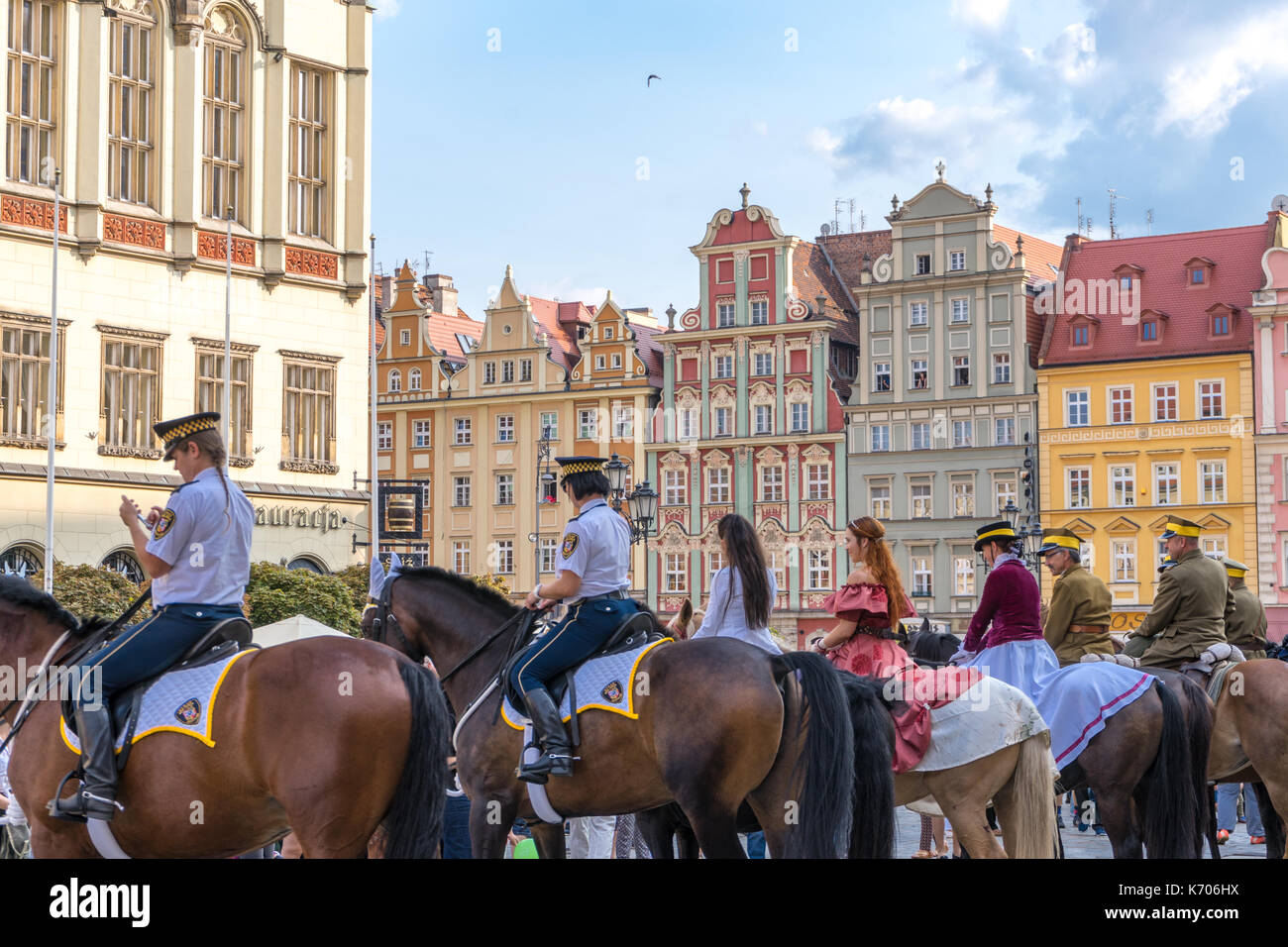 Leute auf Pferden während einer polnischen Folklore Parade im Alten Markt im Jahr 2017 in Breslau, Polen Stockfoto