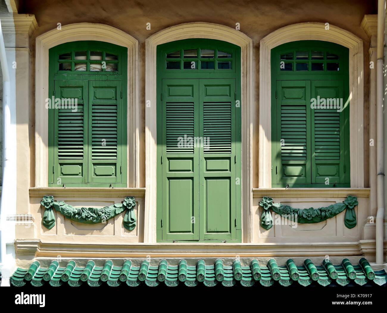 Traditionelle shop Haus außen mit grünen hölzerne Lamellenfensterläden und Bogenfenstern in Singapurs historischer Everton Park Stockfoto