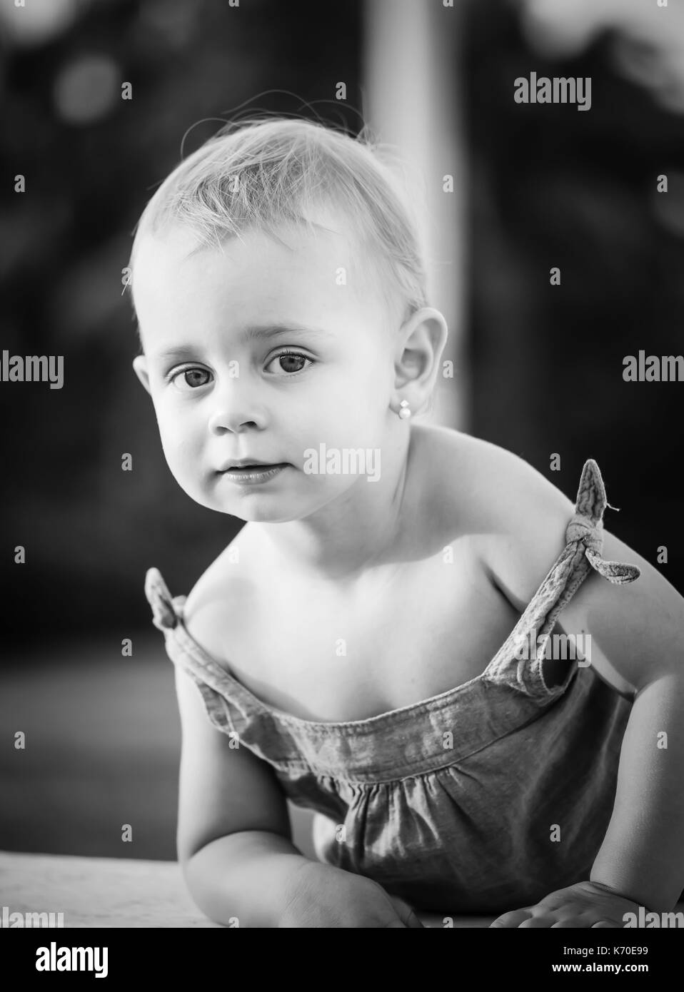 Kleine süße Mädchen Schwarz und Weiß Foto Stockfoto