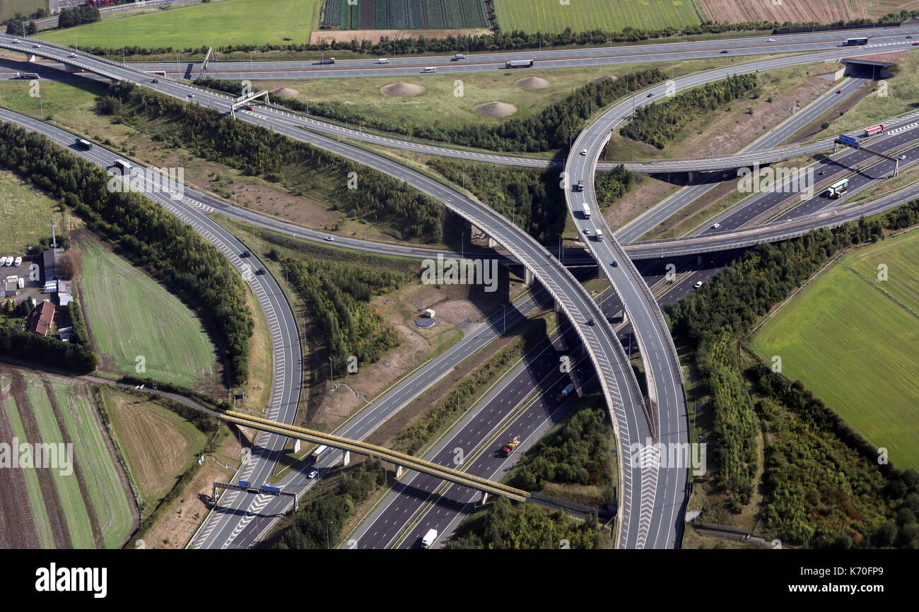 Luftaufnahme von der Anschlussstelle 32 der M62 motrway, wo es die A1(M) Schnellstraße in der Nähe von Ferrybridge, Yorkshire, Großbritannien beteiligt sich an Stockfoto