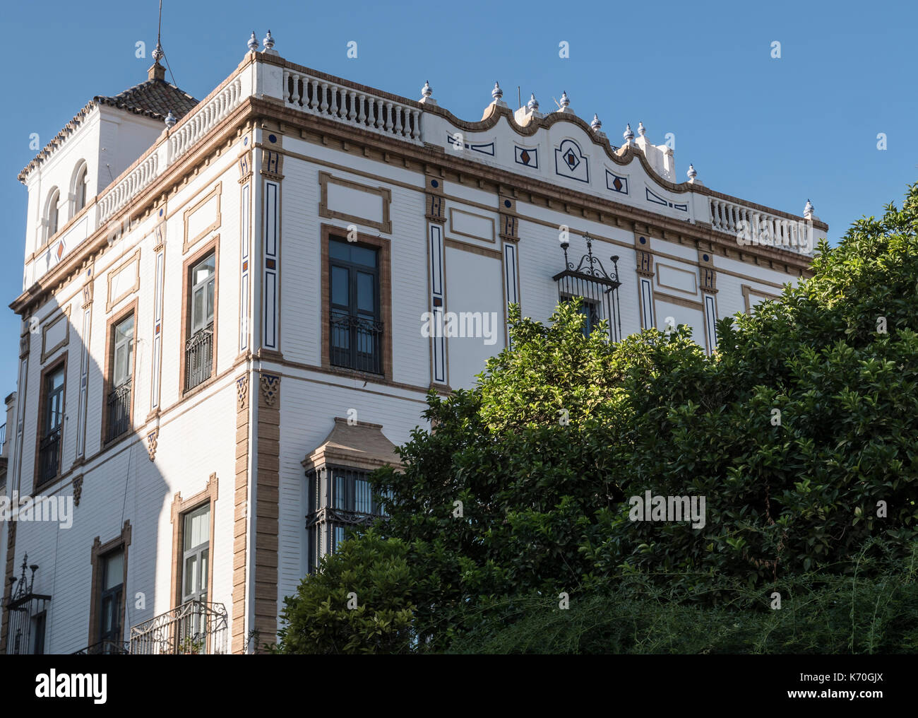 Blick auf das Gebäude des Generalkonsulats von Frankreich in Sevilla, auf dem Platz Santa Cruz, Andalusien, Spanien platziert Stockfoto