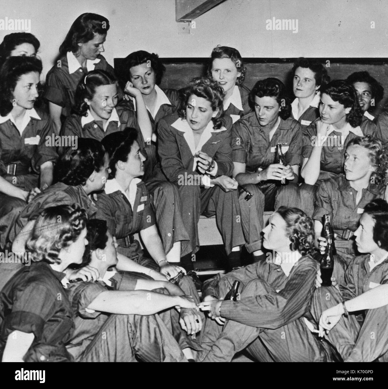 Jacqueline Cochran, Mitte, Direktor der Frauen Pilot Training AAF Flying Training Center in Fort Worth, Texas, spricht informell an eine Gruppe von Auszubildenden. Avenger Feld, Sweetwater, Texas, 1943. Stockfoto