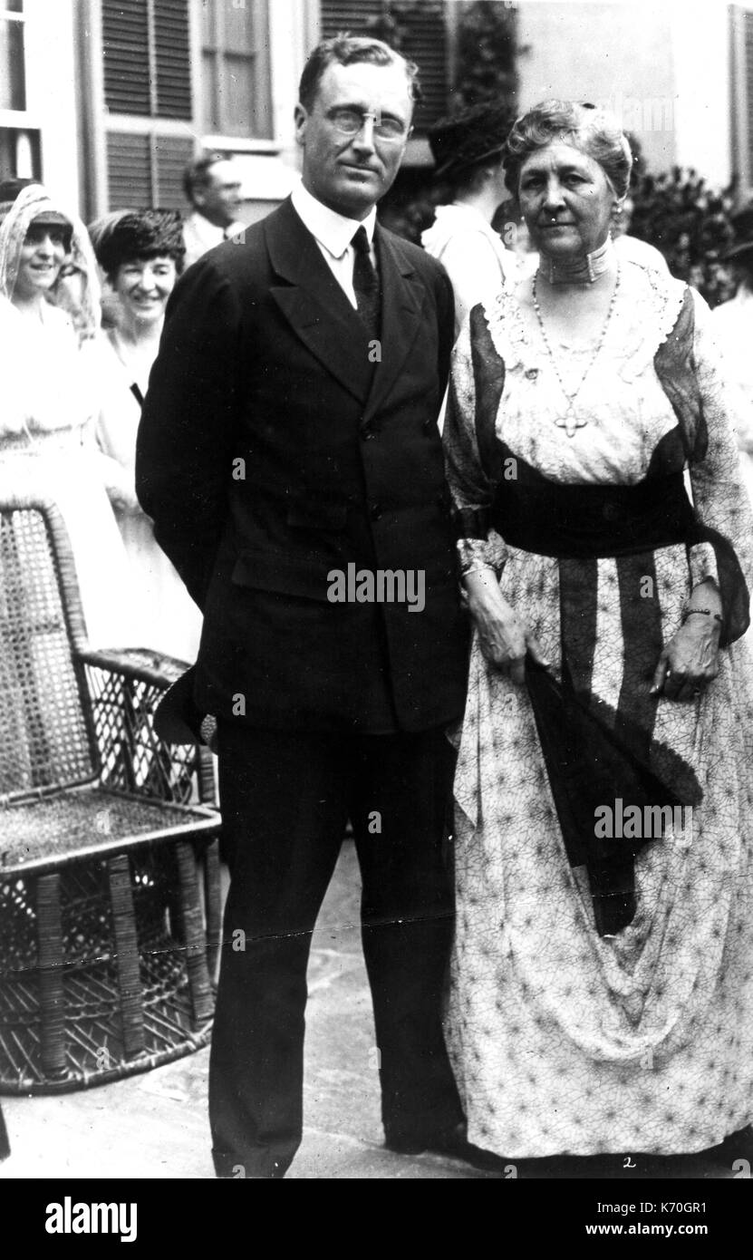 Franklin Delano Roosevelt um 1920 mit seiner Mutter Sara Delano Roosevelt. Kein Ort, ca. 1920. Stockfoto