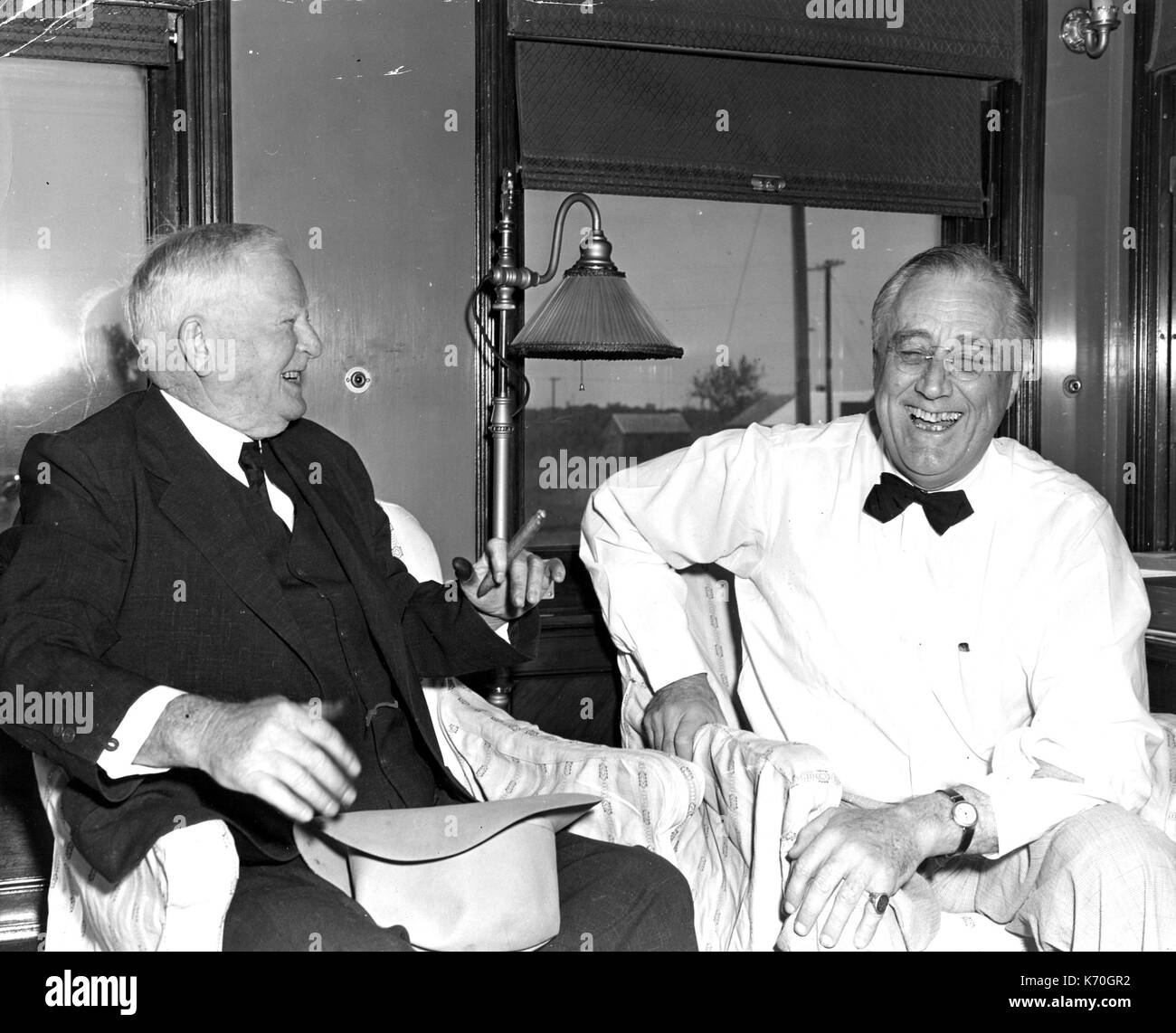 Uvalde, Texas - der ehemalige Vizepräsident John Nance Garner amüsiert Präsident Franklin D. Roosevelt. Uvalde, Texas, ca. 1942. Stockfoto