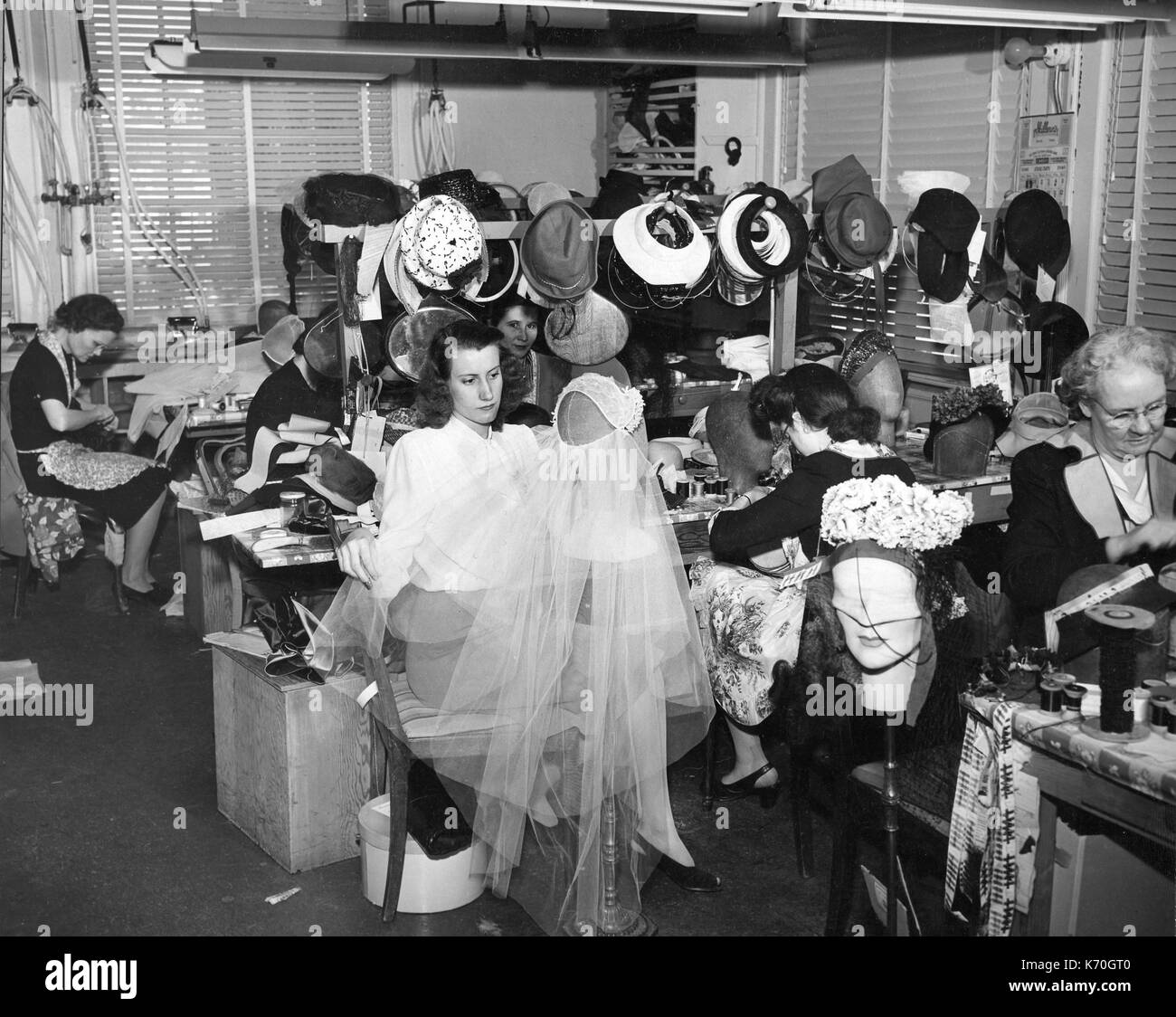 Designer auf der exklusiven Dallas Department Store, Neiman-Marcus, erstellen Sie Hüte und Hochzeit Schleier. 1946, Dallas, Texas. Stockfoto