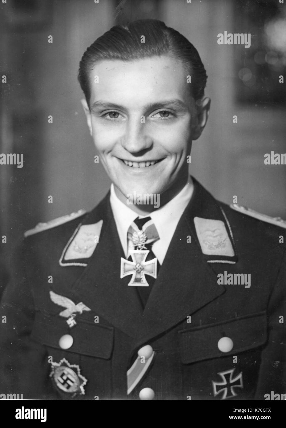 Hans-Joachim Marseille (1919-1942) war ein deutscher Fighter ace während des North African Campaign. Er war in Ägypten am 30. September 1942 getötet, als Motor seiner Flugzeuge ist fehlgeschlagen. Stockfoto