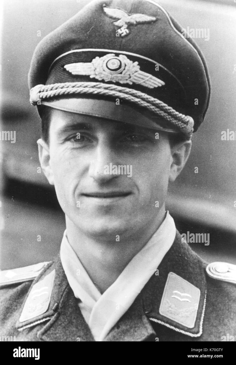 Walter Nowotny (1920-1944) war ein österreichischer geborene Deutsche fighter Ace des Zweiten Weltkriegs. Er prüfte die Messerschmitt Me 262 Jet Fighter und war in einem Crash in diesem Flugzeug folgenden Air Combat mit AAF-Kämpfer am 8. November 1944 getötet. kein Datum oder Ort. Stockfoto