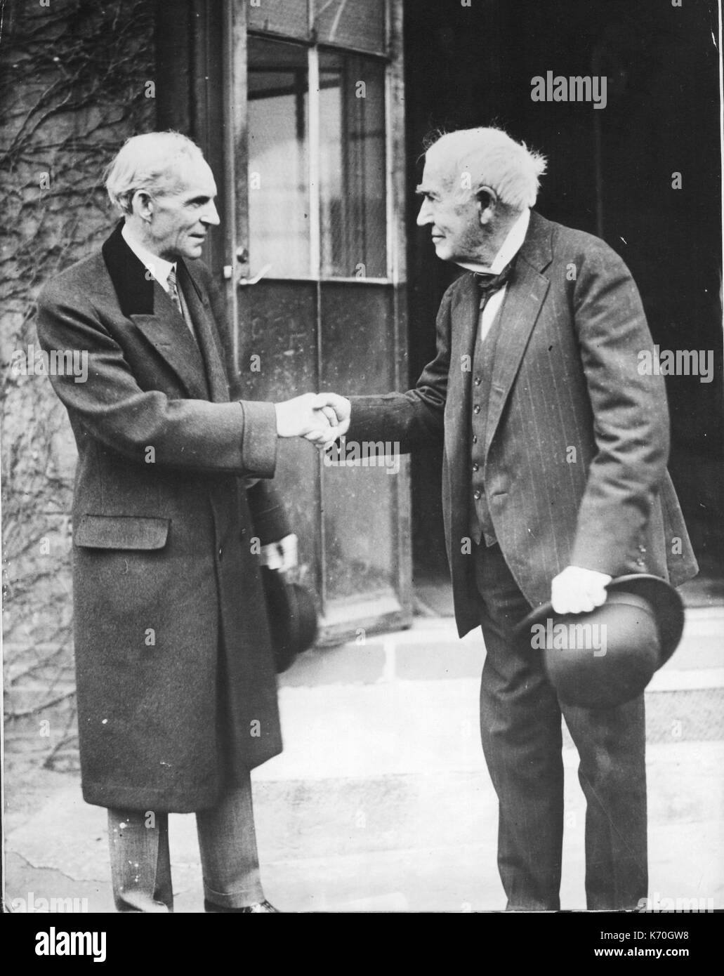 Henry Ford (links) und Thomas Edison (rechts). Kein Datum oder Ort. Stockfoto