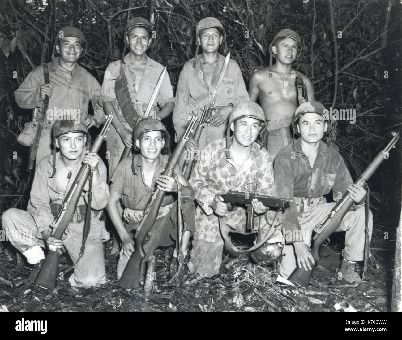 Navajo Indianer Marines geschickt in der Muttersprache ihrer Vorfahren sind ein usmc Kommunikationseinheit als code talkers. Vordere Reihe l-r: Gefreite Earl Johnny, Kee Etsicitty, John V. Goodluck und Private erste David Jordan. Hintere Reihe l-r: Gefreite Jack C. Morgan, George Kirk, Tom H. Jones und Corporal Henry Backen, Jr. Bougainville, Dez 1943. Stockfoto