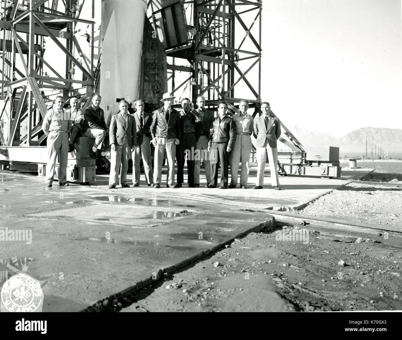 November 1946, White Sands Proving Grounds - deutsche Wissenschaftler arbeiten an raketenantrieben Ausrüstung im White Sands Proving Ground. Nach rechts: Werner Rosinski, Theo Poppel, Heinz Scharnowski, Max Nowak, Kurt Lindner, Hanz Huster, Erich Kaschig, Alvin Wittman, Erich Neubert, Albert Zeiler und Hans Gruene. Links Stockfoto