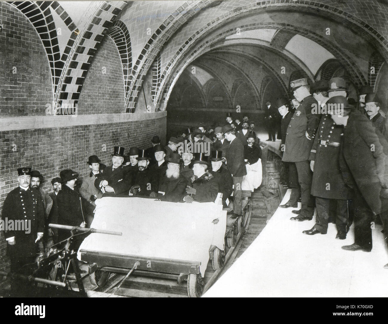 Oktober 27, 1904, New York City - die erste U-Bahn, wenn geöffnet, mit kommunalen Beamten und zivilen und Business Leader reiten auf den ersten Zug. Zu dieser Zeit war die U-Bahn für 21 Kilometer verlängert. Stockfoto