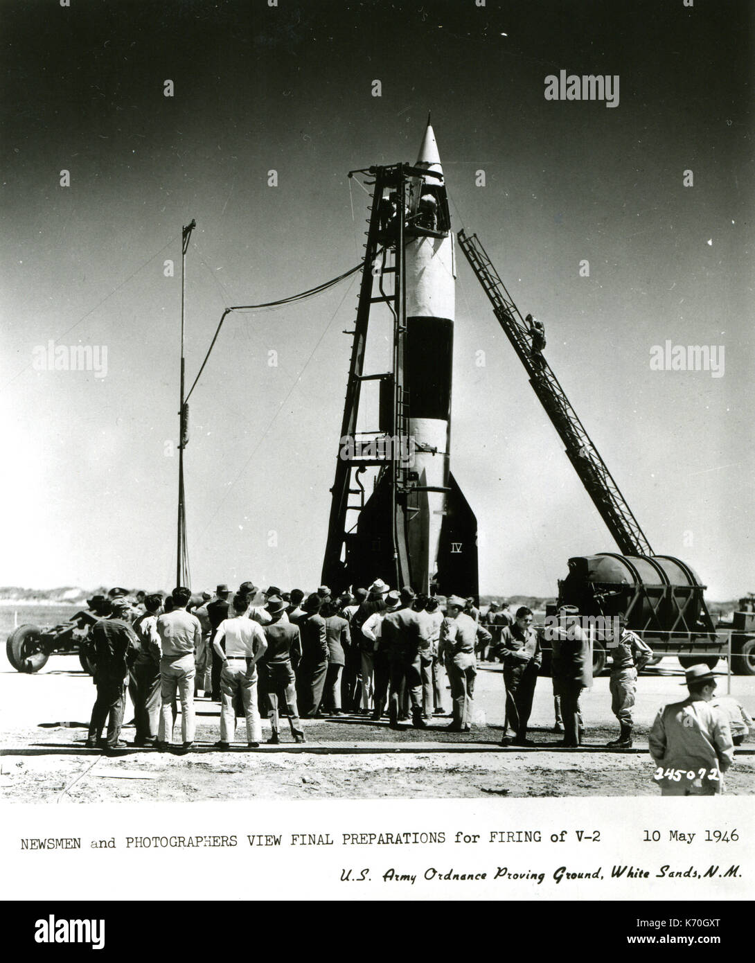 Journalisten und Fotografen, die letzten Vorbereitungen für die Entlassung der V-2-Rakete von der U.S. Army Ordnance Proving Ground, weiße sande, 'NM, 10. Mai 1946 Stockfoto