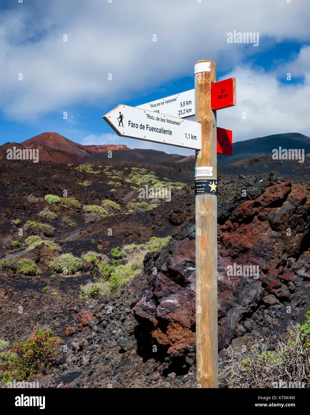 Los Volcanes de Teneguía, Cumbre Vieja. La Palma. National Park Schild E7, GR 131, zeigt die "Ruta de los Volcanes" und "Ruta de los Volcanes" für Wanderer auf eine der roten Routen. Stockfoto