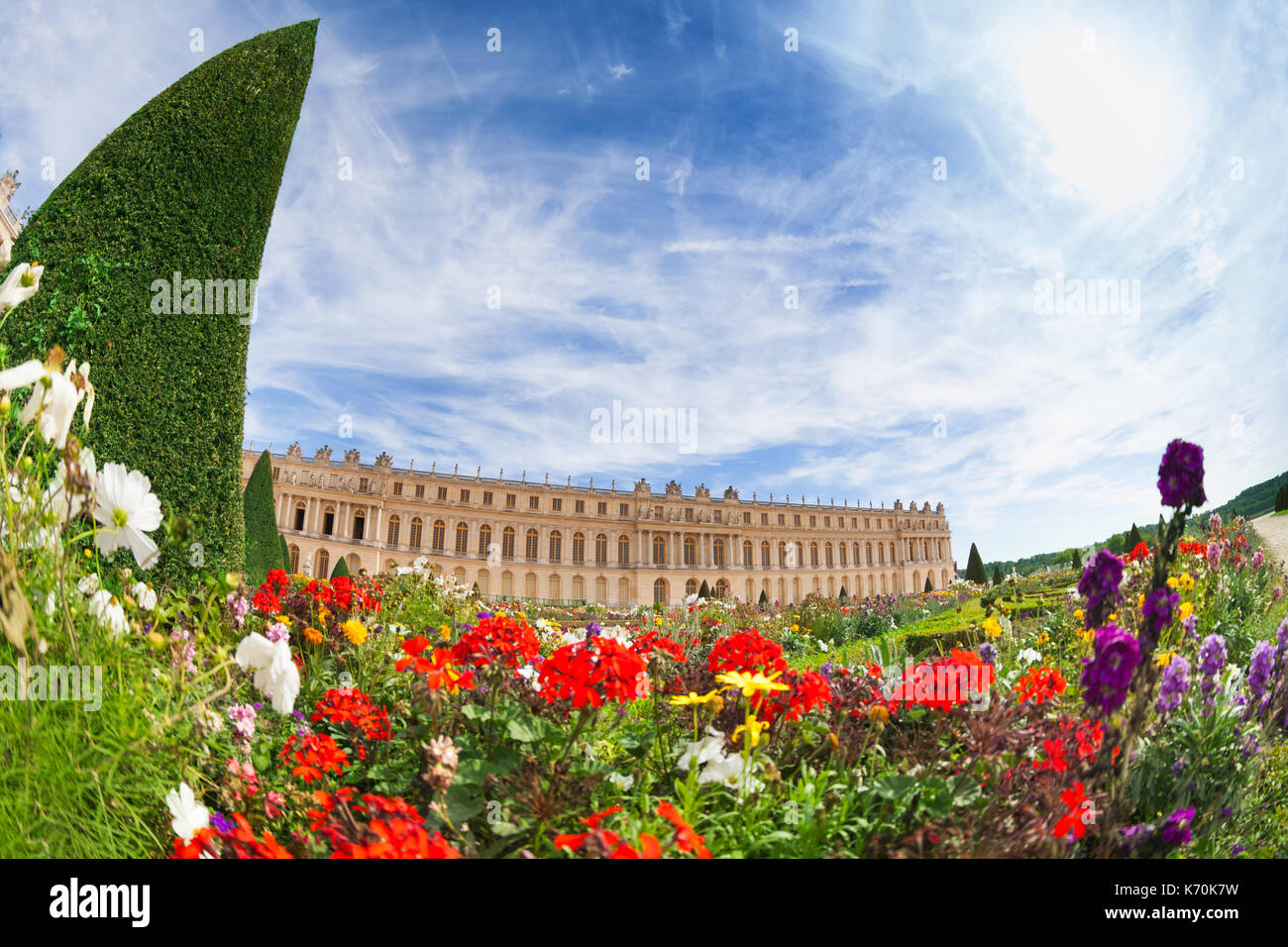 Einen malerischen Blick auf die blühenden Gärten vor dem Palast von Versailles am sonnigen Tag, Frankreich Stockfoto