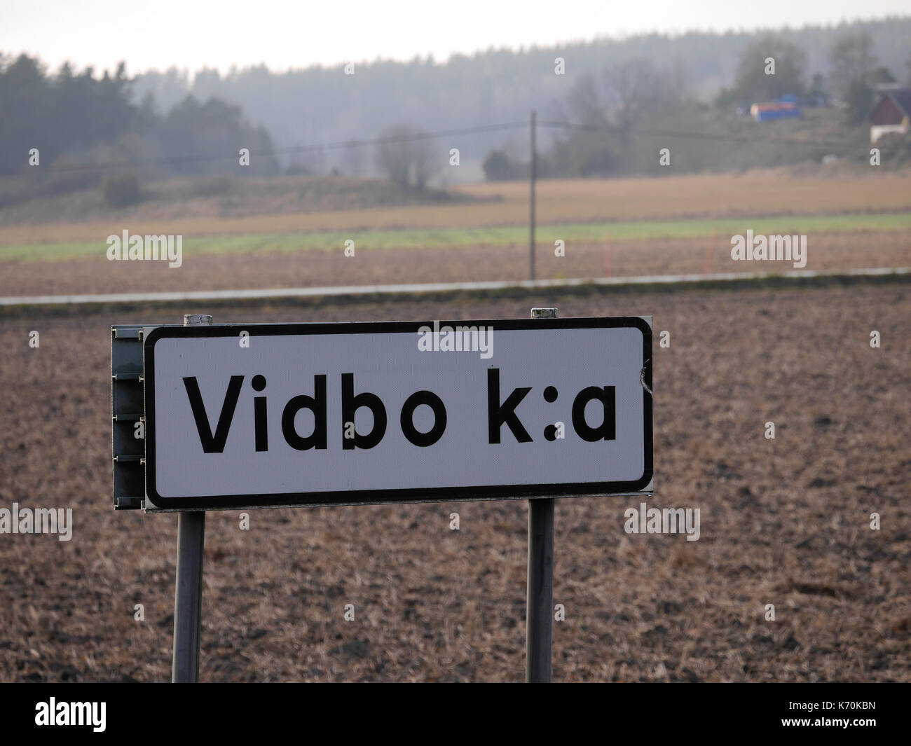 Straßenschild von Vidbo kyrka, außerhalb von Märsta, Uppland, Schweden. Stockfoto