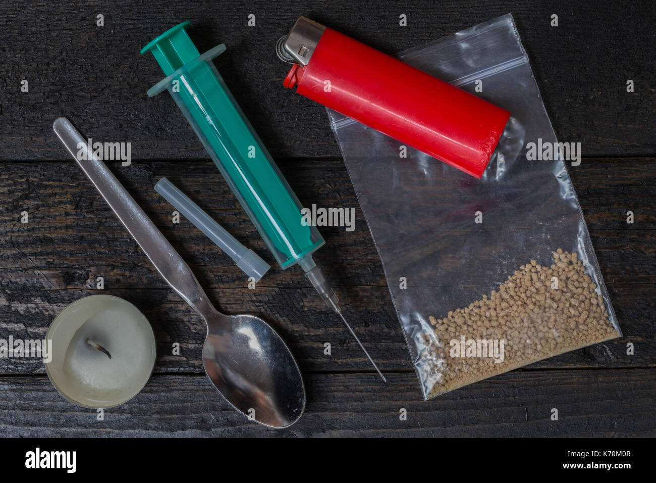 Spritze und Löffel mit Heroin in einem Beutel. Stockfoto