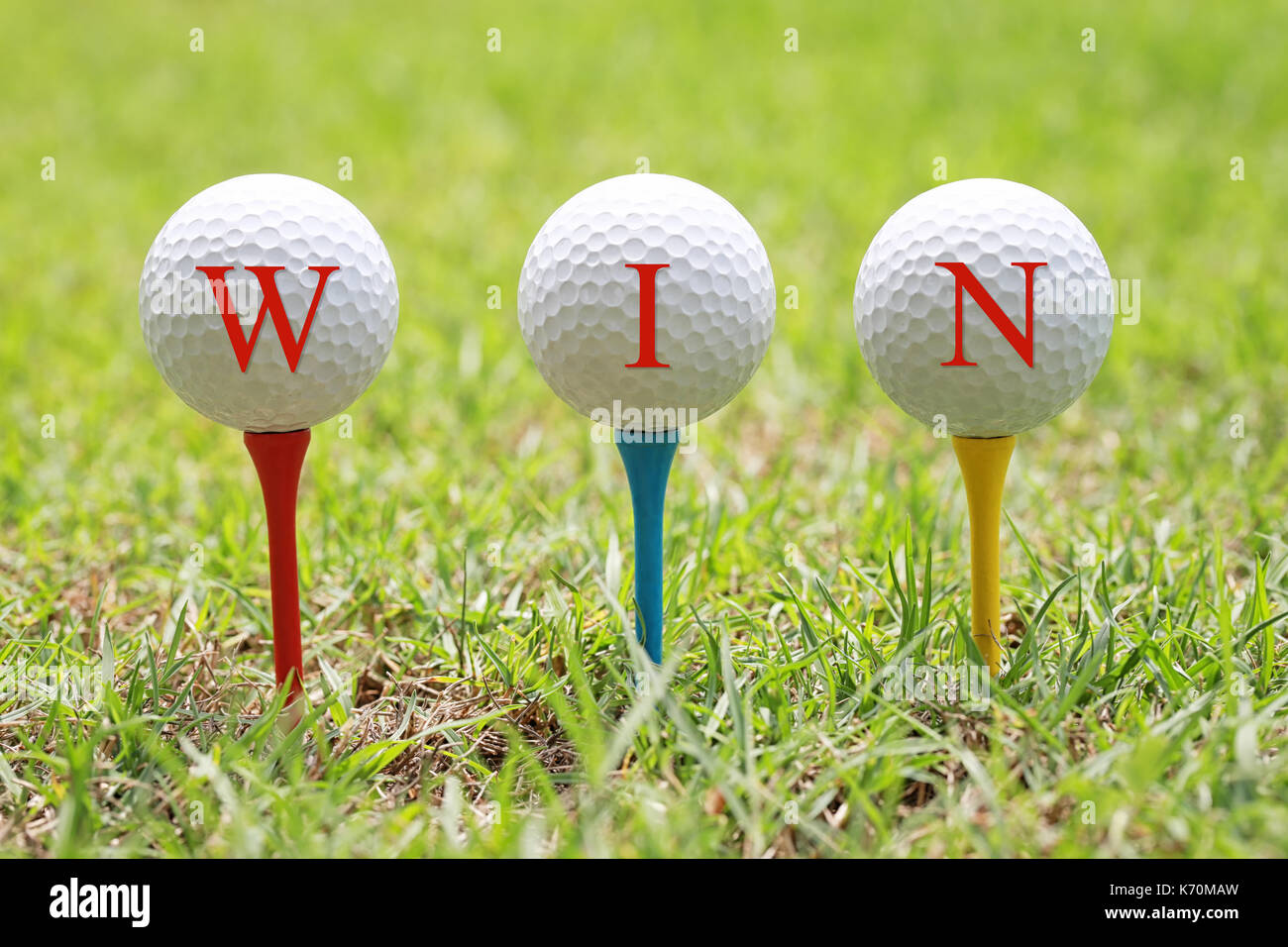 Der rote Brief von Win auf weißen Golf Ball für Design in ihrer Arbeit oder Präsentation. Stockfoto