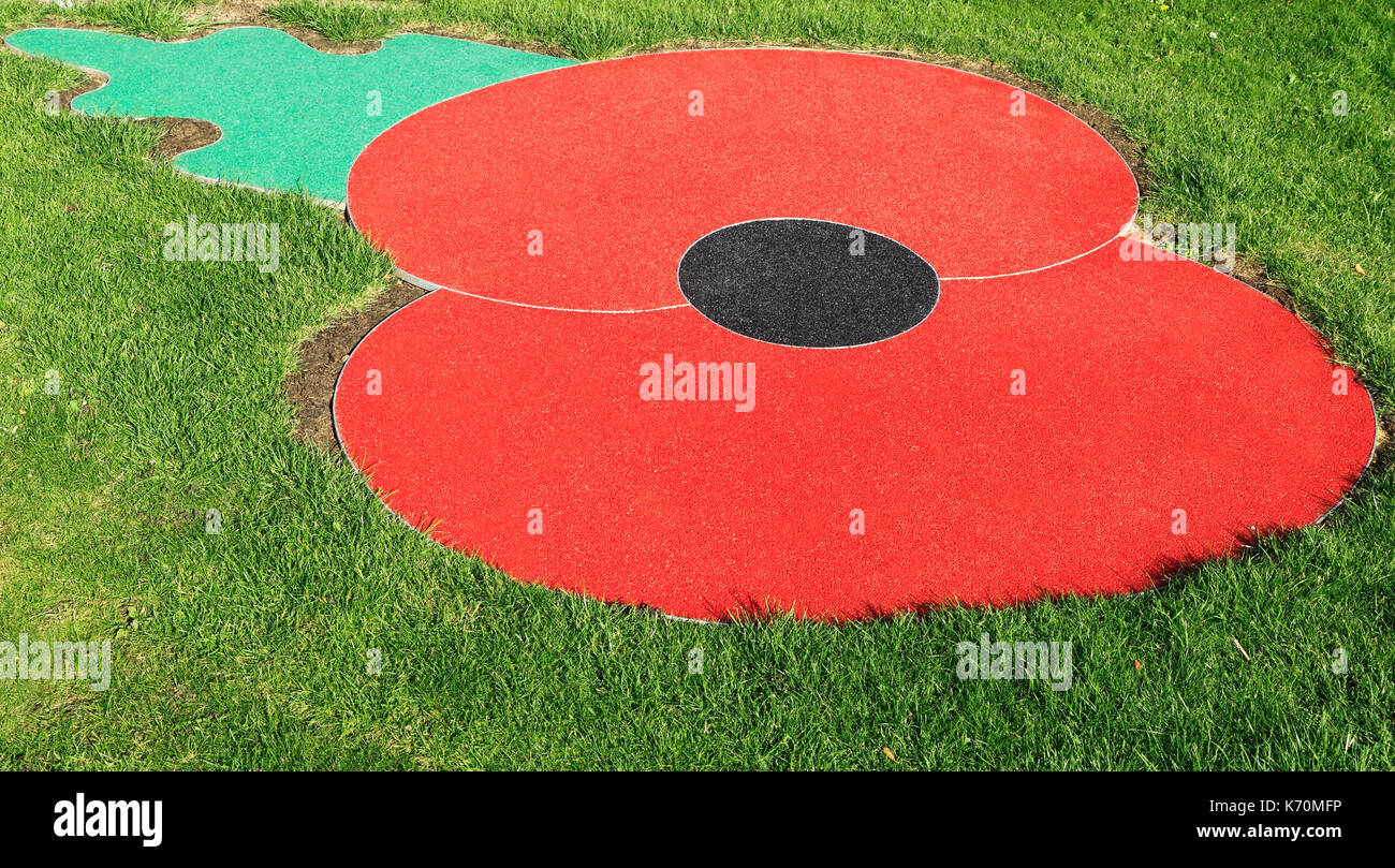 Tag der Erinnerung Poppy, Logo, Emblem, Symbol, in Rasen, Rasen, Gras, Hunstanton, Norfolk, England, UK, Denkmal, Gedenkstätten Stockfoto