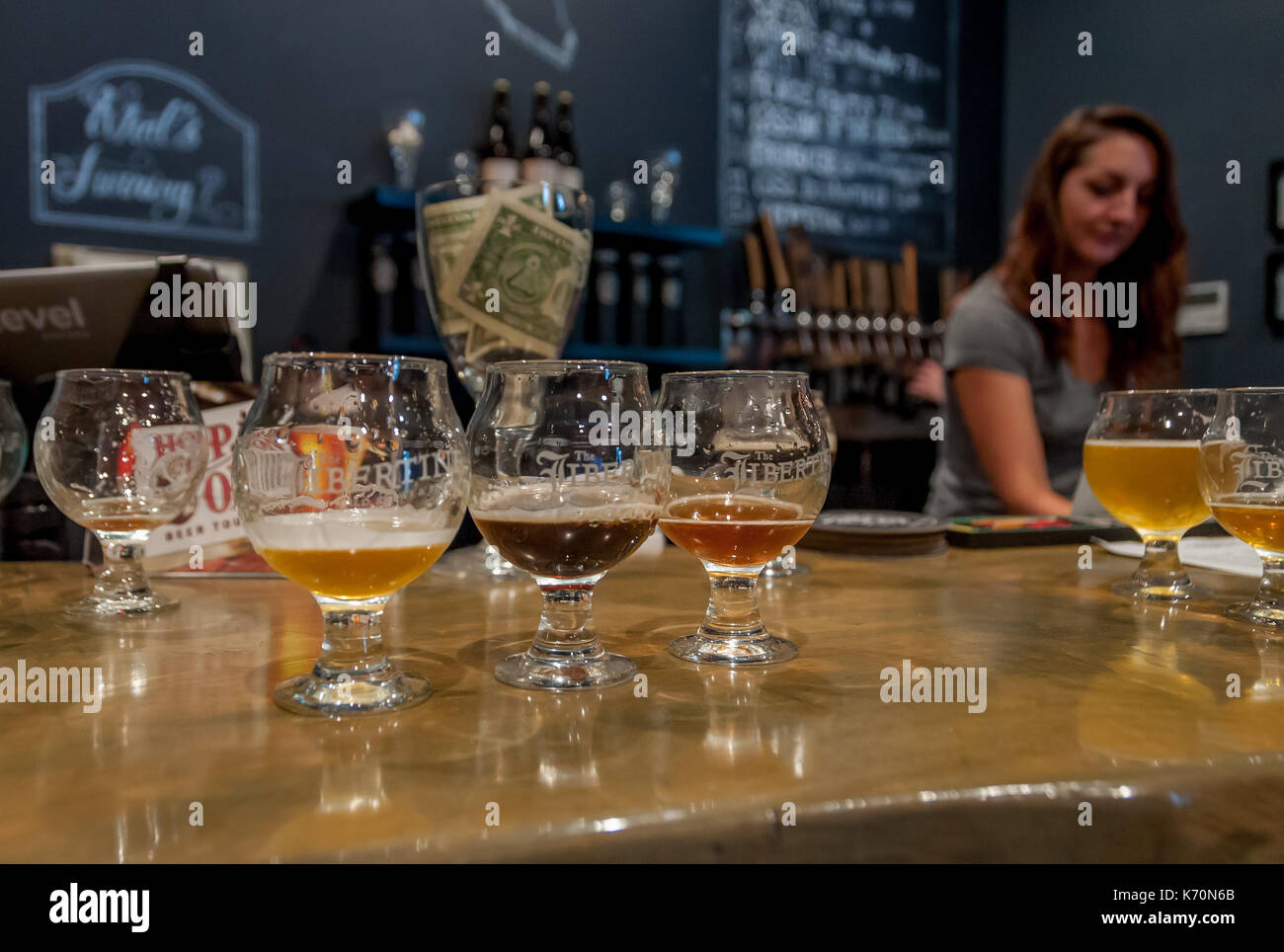 Ein Musterstück der Wilden der Libertine ales/wild Bier an der San Luis Obispo Brew Pub Bar, Central Coast, Kalifornien, AKA Der Libertine Brewing Company. Stockfoto