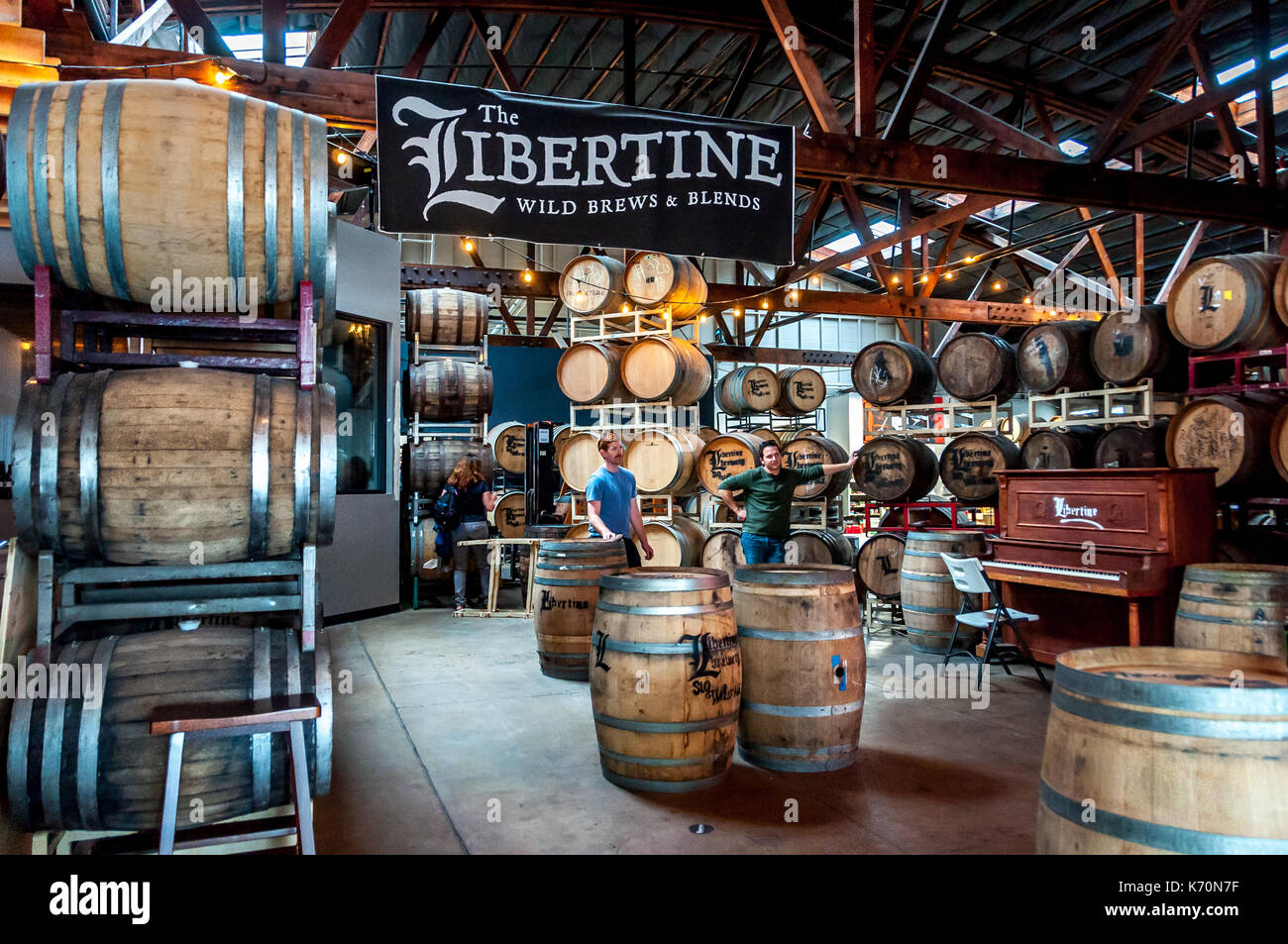 Im Inneren Brew Pub die Libertine Brewing Company in San Luis Obispo, Kalifornien, wo Kunden zwischen Barrel wild Bier/Ale und ein Klavier zu vermischen. Stockfoto