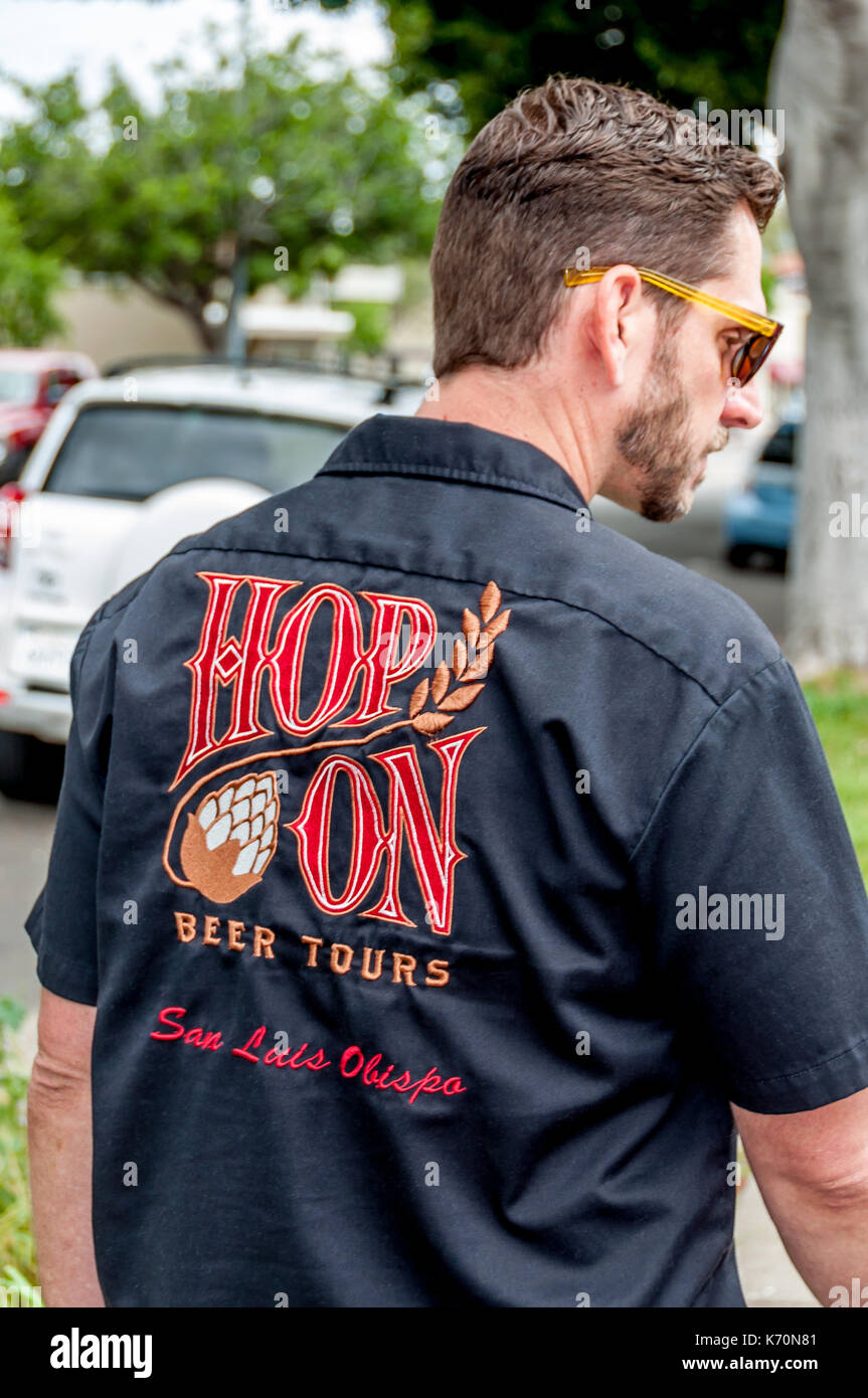 Ein Bier Tour Guide führt die 'Hop-on' Brewery Tour für Touristen, die in San Luis Obispo, California's Central Coast. Stockfoto