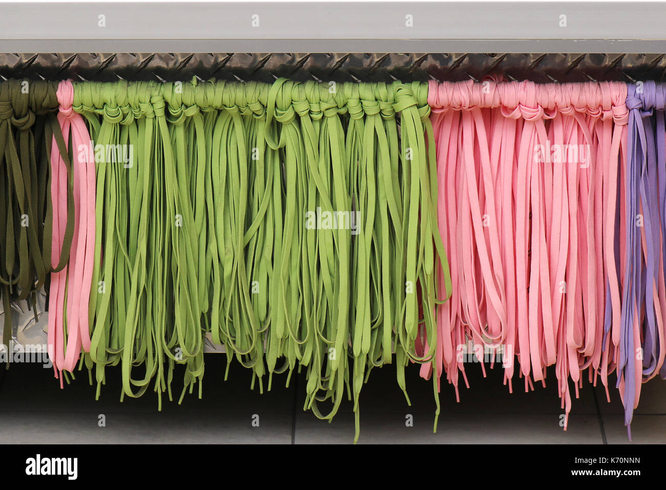 Fashion Style bunte Sneaker laces hängen von der Wand Stockfoto